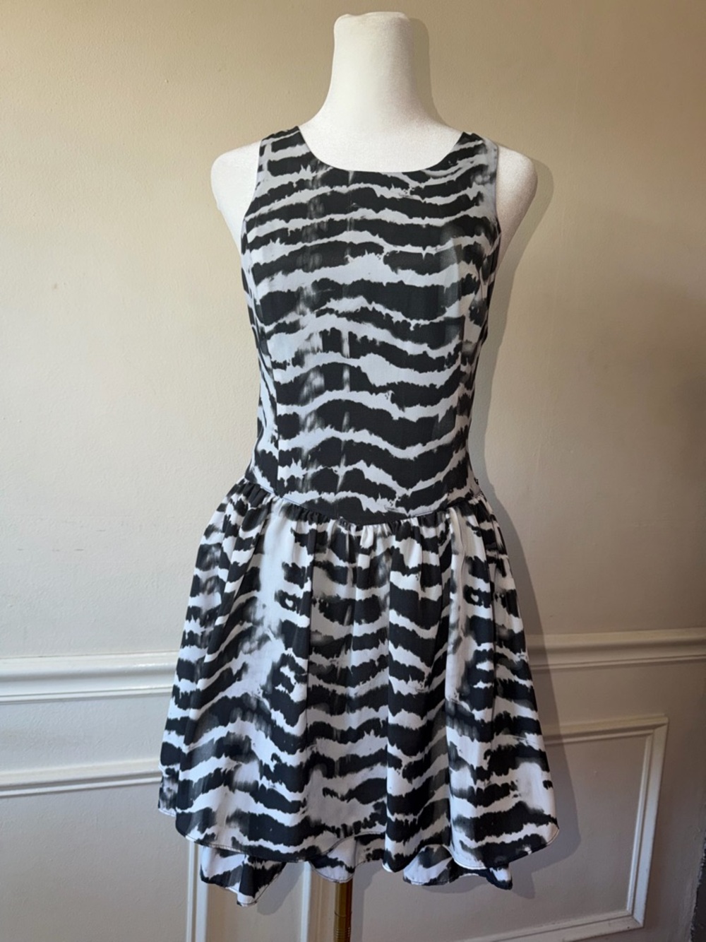Guess Black and White Sleeveless Printed Mini Dress Size 6